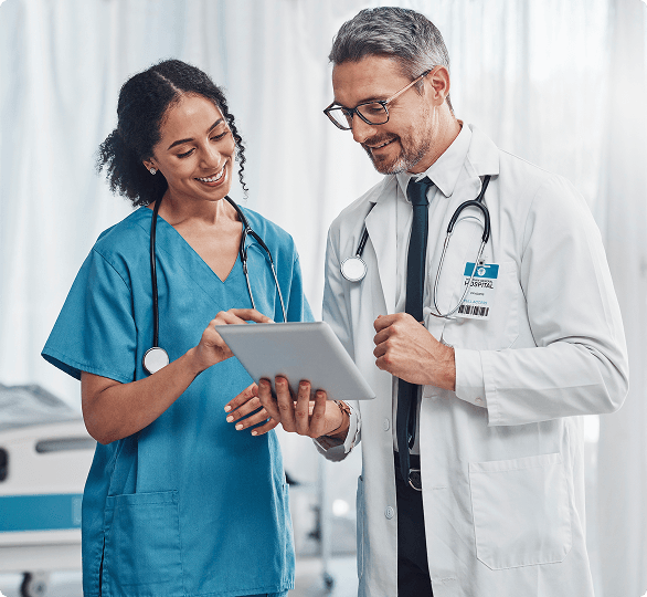 Médicos realizan y verifican algunos informes