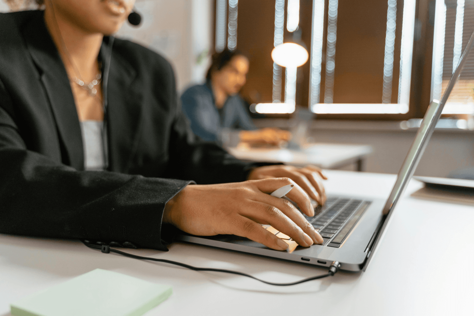 Mujer trabajando en un computador