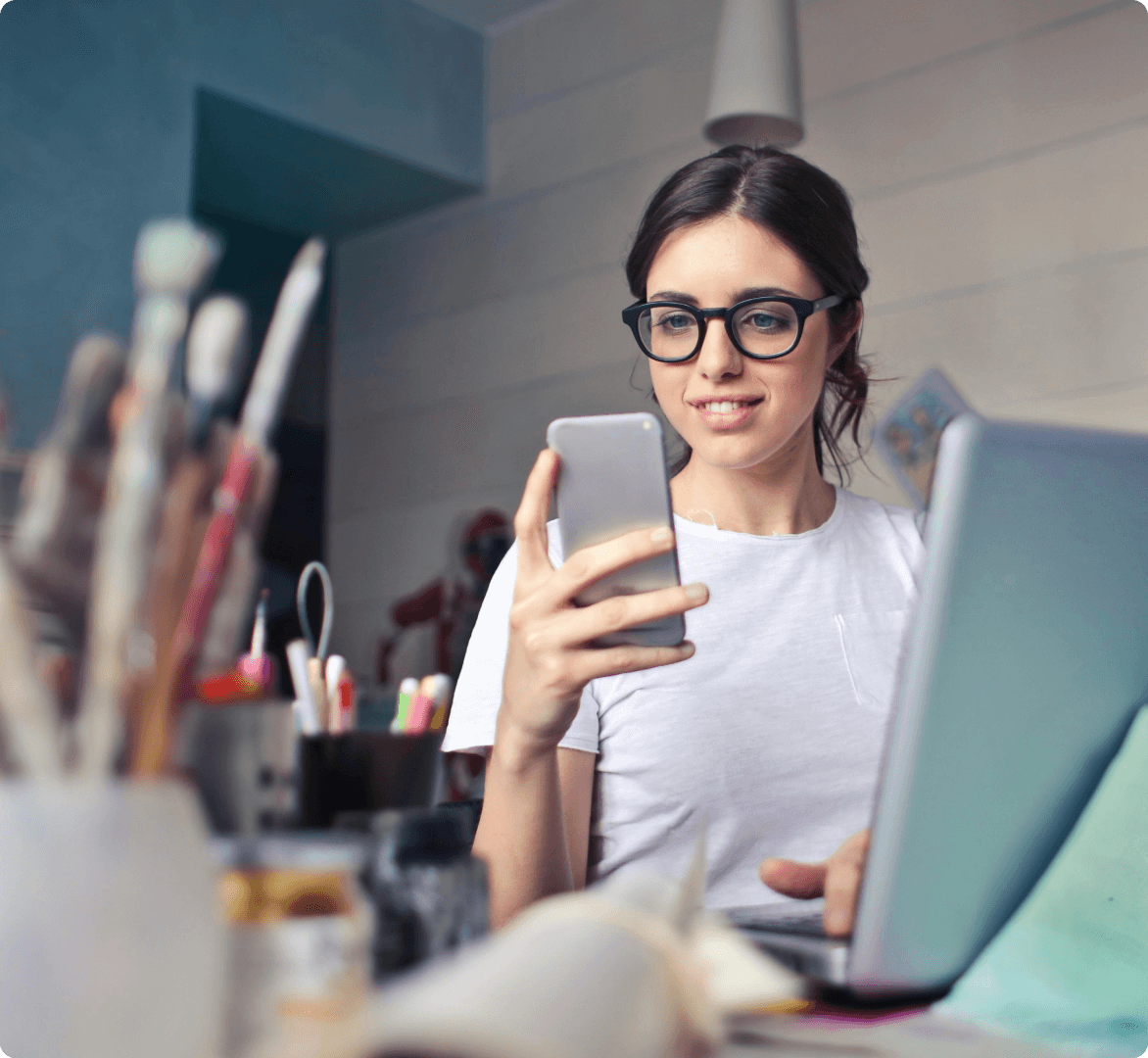Mujer gestiona el software Small de Siesa desde el celular
