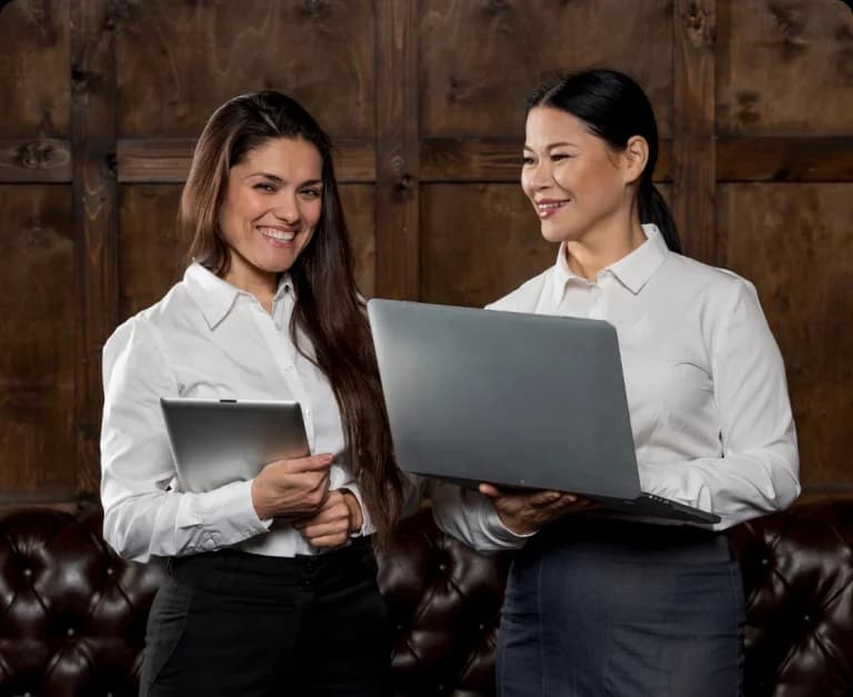 Mujer estudian una capacitación en sus computadores