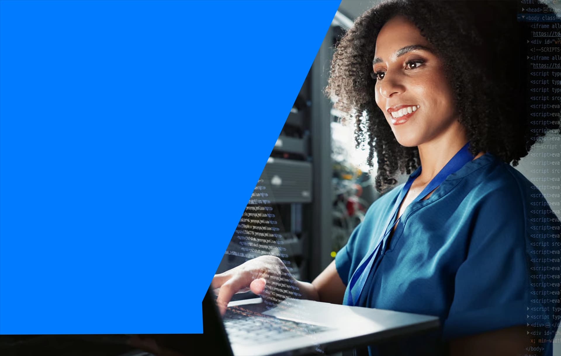 Mujer sonriente trabaja en su computador