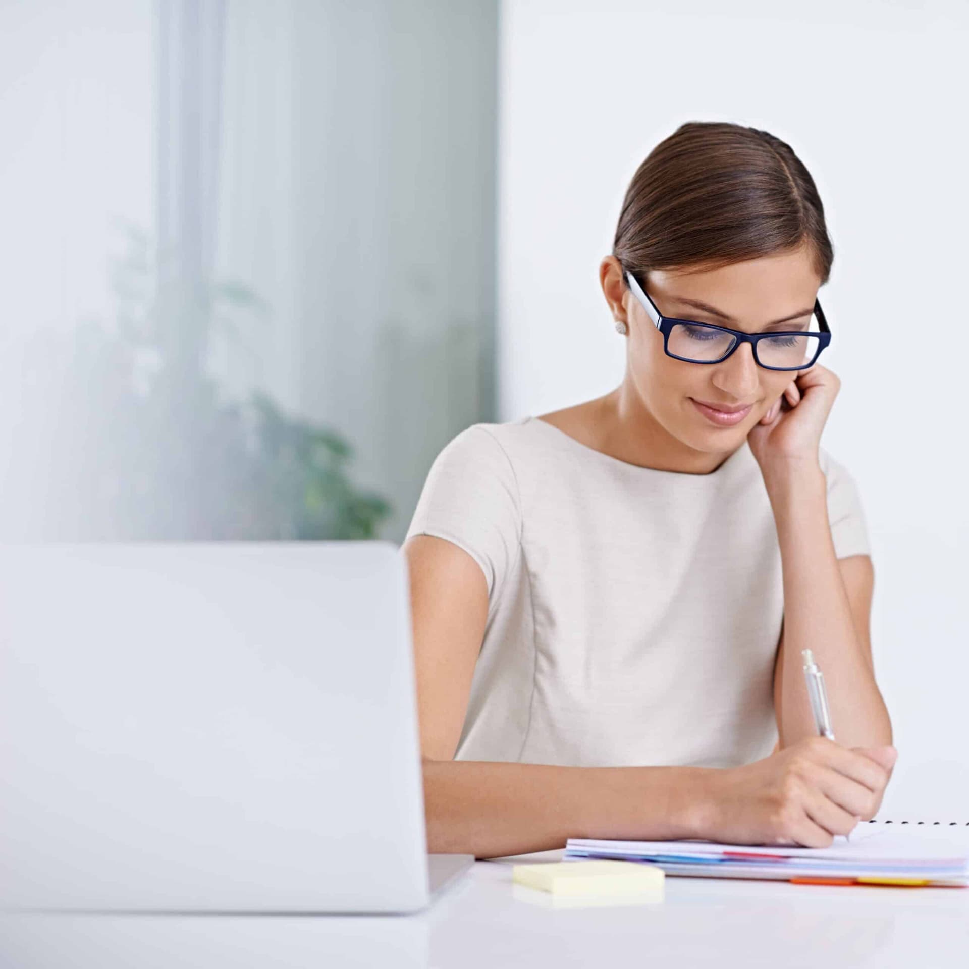 Mujer de trabajo gestiona a Siesa Enterprise