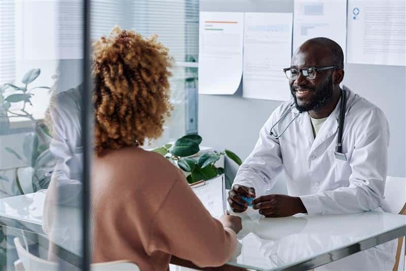 Doctor en medio de una cita médica con su paciente