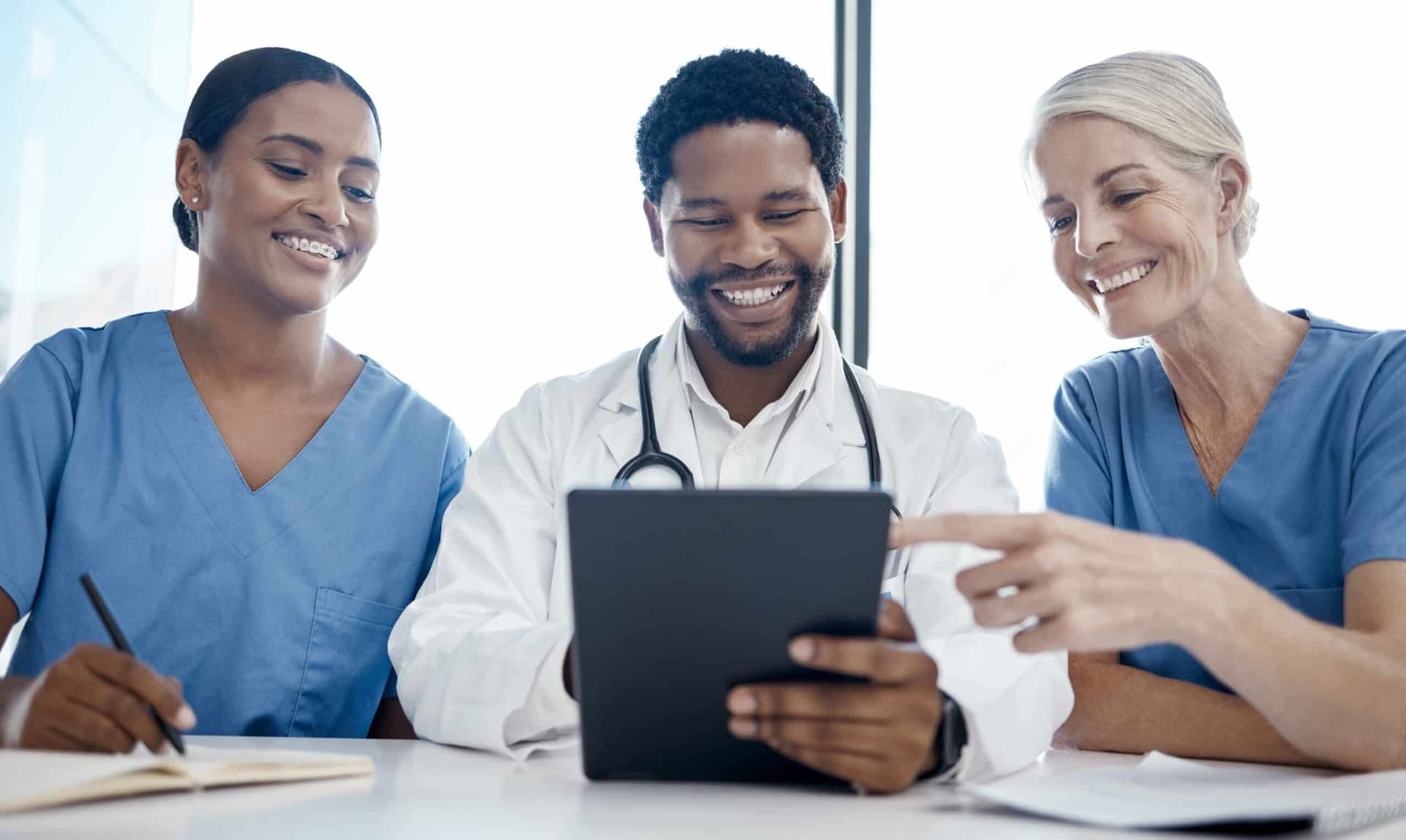 Doctor y enfermeras en asignación de citas