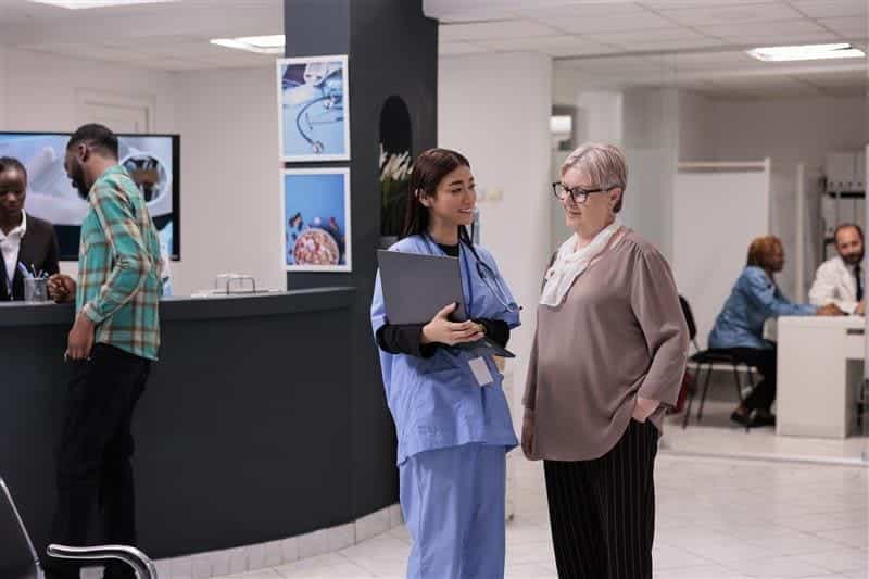 Medico con paciente en el hospital