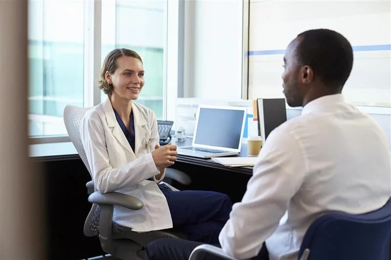 Médicos revisan historial médicos