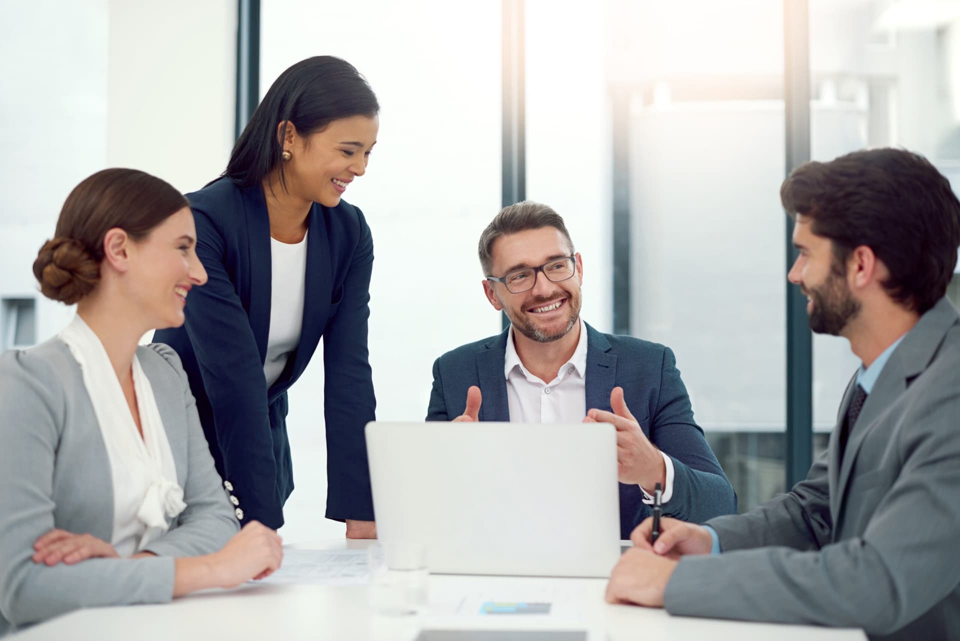 equipo de trabajo reunidos, discutiendo propuestas de trabajo