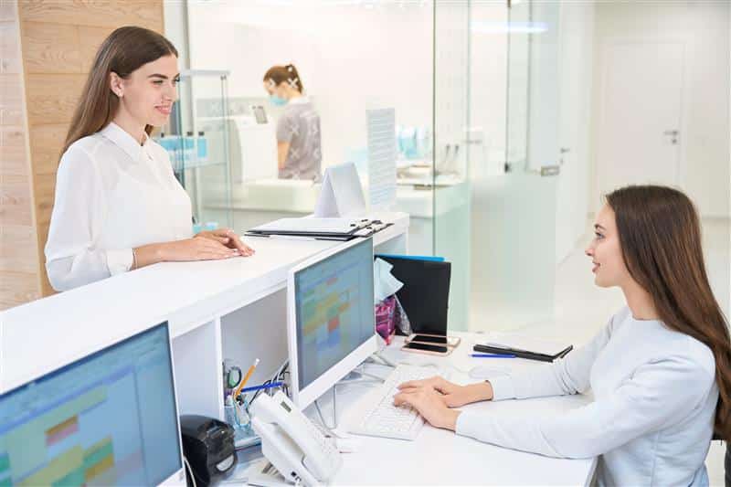 pleased female patient communicating with friendly 2025 03 08 04 27 40 utc